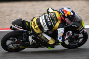 Moto3: Fernandez e mais 3 passam à Q2 sob o dilúvio thumbnail