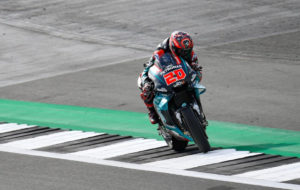 MotoGP, Tailândia: Márquez cai, Quartararo acaba no topo da FP1 thumbnail