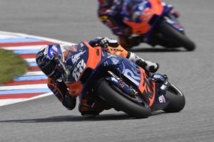 MotoGP: Oliveira 8º em sessão parcialmente molhada thumbnail