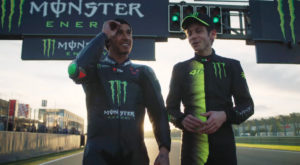 MotoGP: Valentino Rossi e Lewis Hamilton “trocam” thumbnail