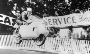 MotoGP, história: Os anos de John Surtees thumbnail