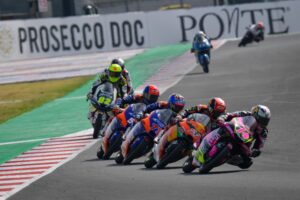 Moto3, 2020, Barcelona: Flash, Pelotão compacto quedas de Arenas e McPhee thumbnail