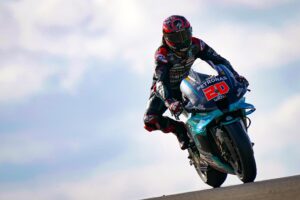 MotoGP, 2020, Aragón: Quartararo na pole, Viñales e Crutchlow na primeira fila thumbnail