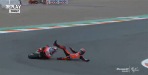 MotoGP, 2020, Europa: Bagnaia cai no molhado do TL1 thumbnail