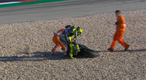 MotoGP, 2020, Portimão: Rossi em queda à procura de afinações thumbnail